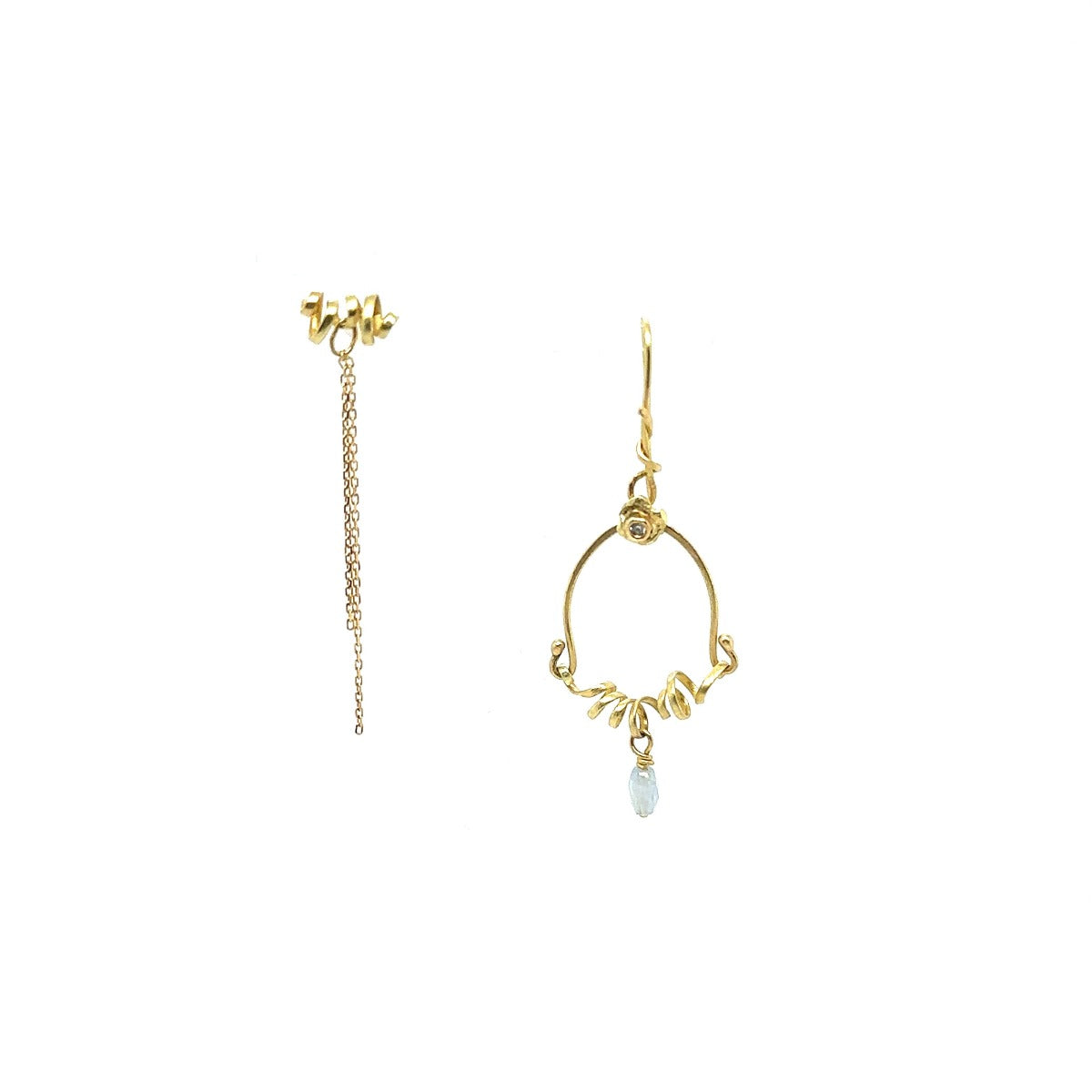 Flair earring in 18 ct. gold. Light blue sapphire & diamond