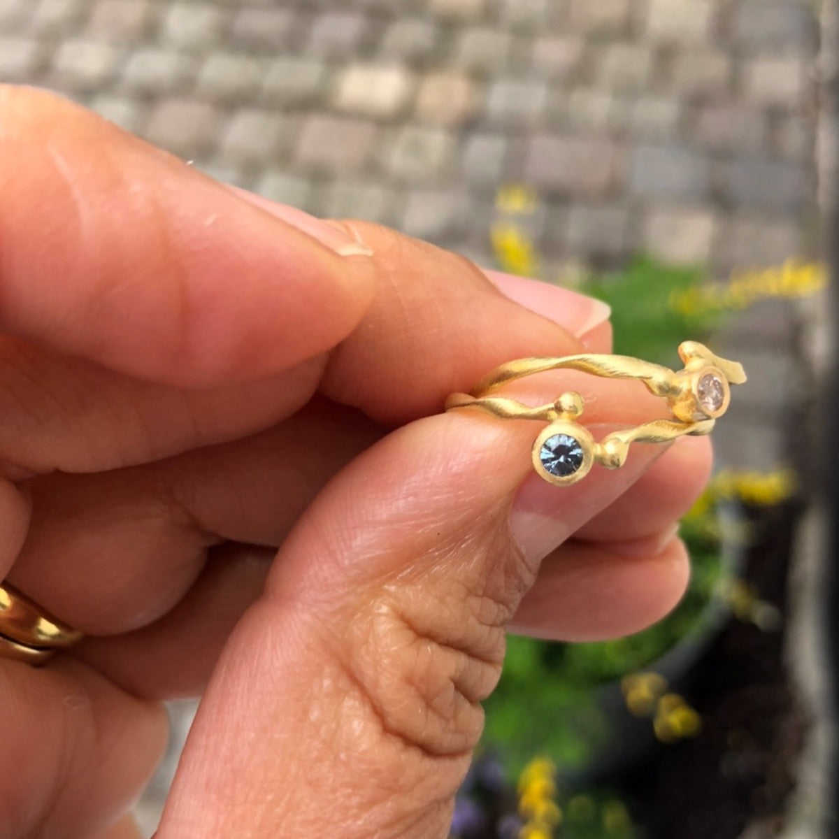 Flair ring i 18 kt. guld, med blå safir