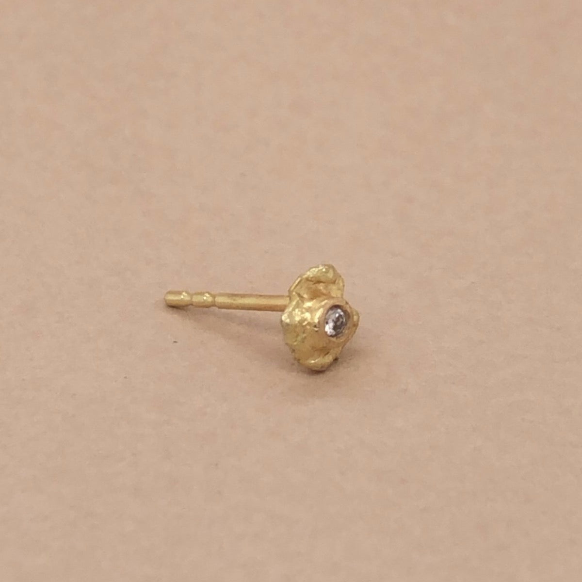 Lava ørering med diamant i 18 kt. guld