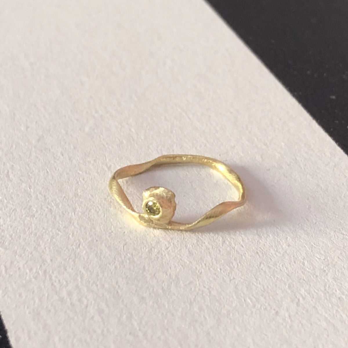 SOLGT. Flair ring i 18 kt. genanvendt guld med kanarie-gul diamant