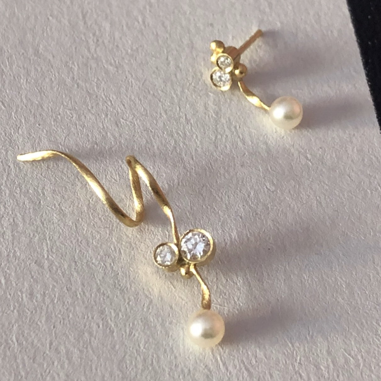Flair earring in 18kt. diamonds and one Akoya pearl