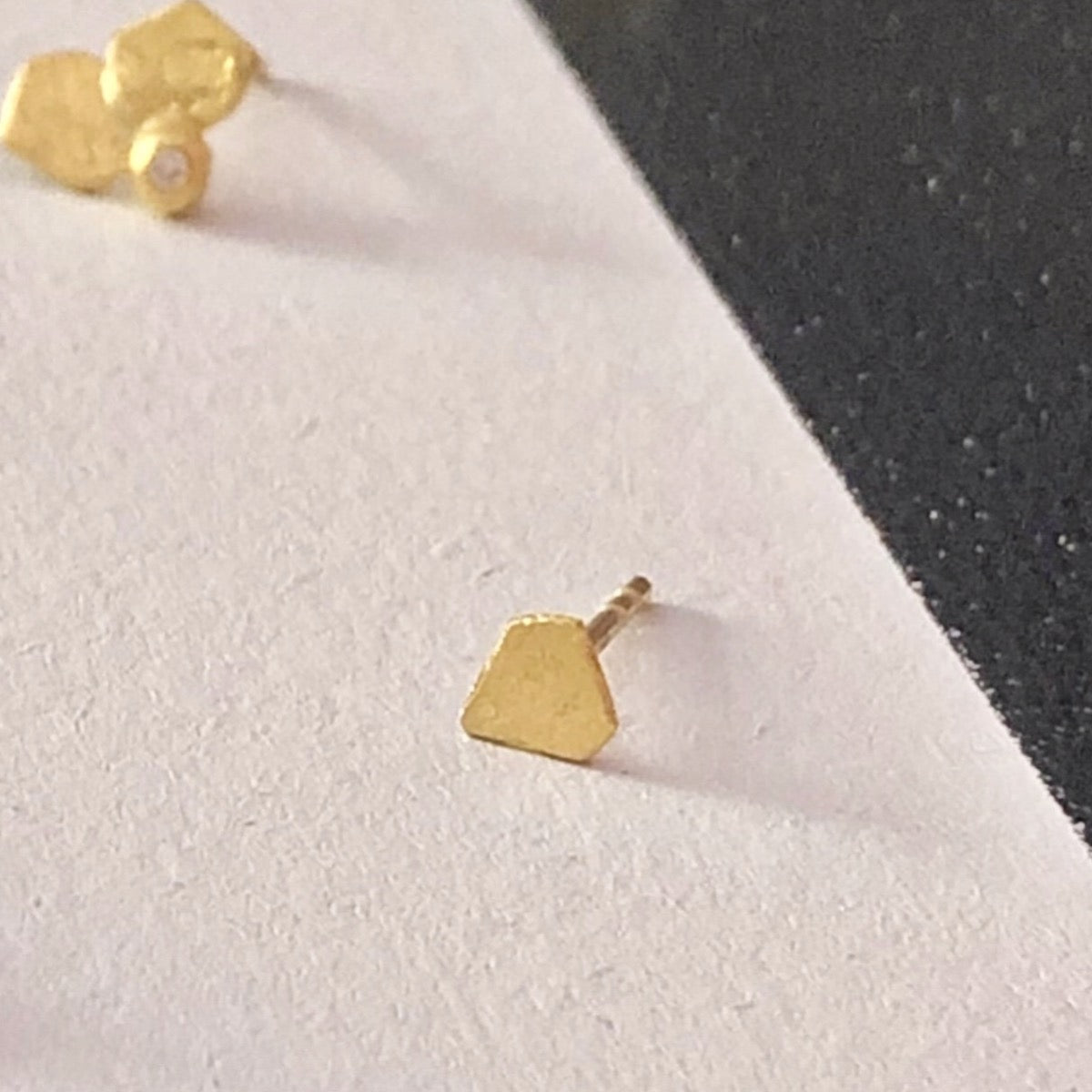 Late Summer single earring with gold leaf in 24 kt. Gold
