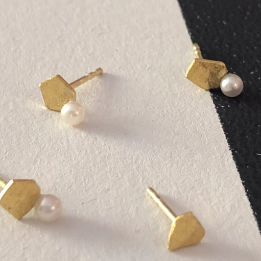 Late Summer earring in 18kt with a 24 kt. gold leaf and Akoya pearl