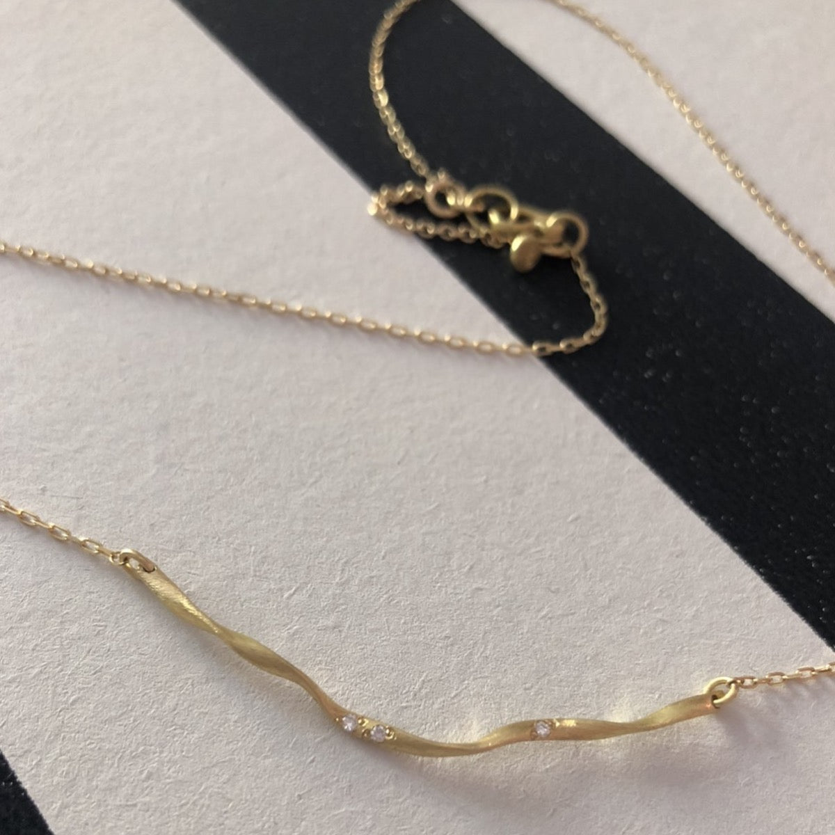 Flair necklace no.1 in 18 kt. recycled gold & 3 diamonds