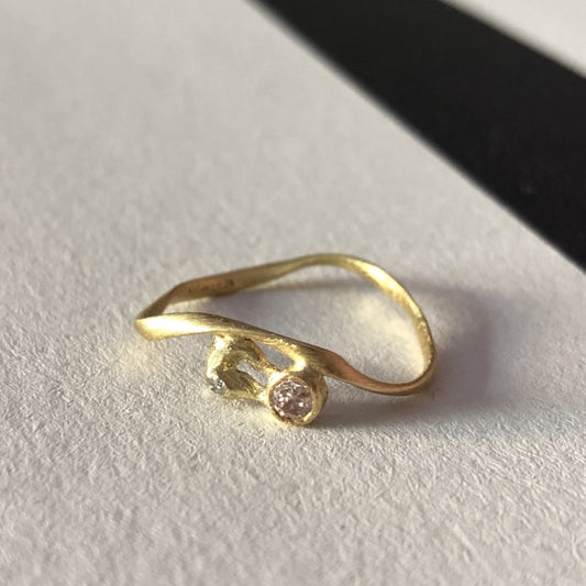 Flair ring. Unika  i 18 kt genanvendt guld, med lyserød & hvid diamant