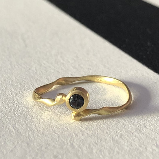 Flair ring in 18 kt. gold, with one blue sapphire