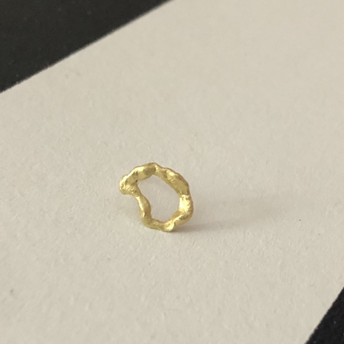 Lava single stud earrings No.1 in 18kt gold