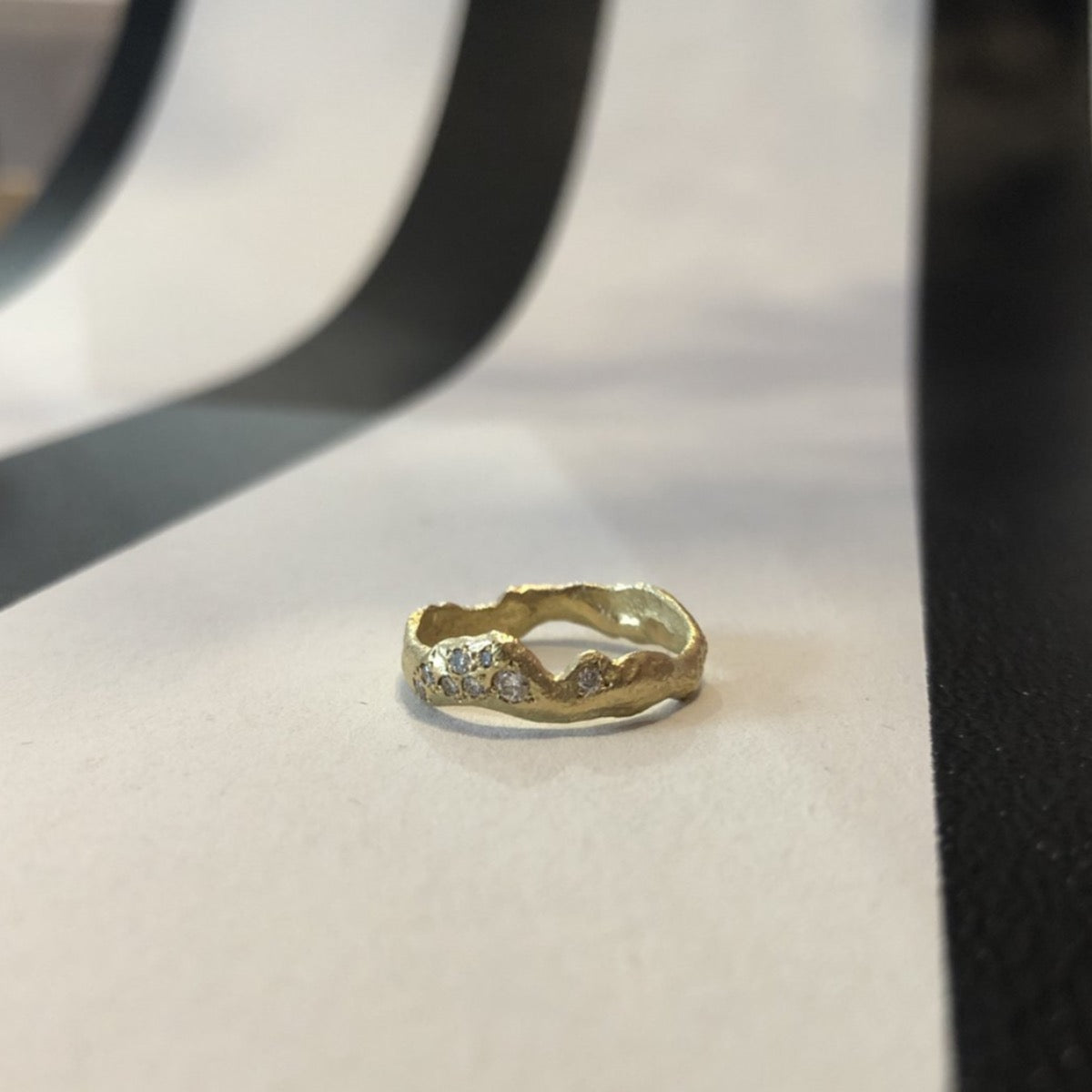 Lava ring no.1  i 18 kt. guld med 8 stk. små diamanter