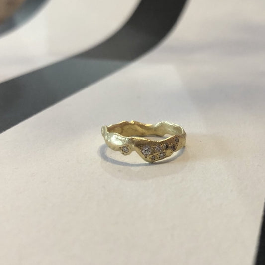 Lava ring no.1 18 ct. gold with 8 small diamonds
