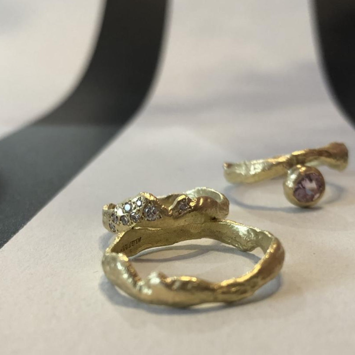 Lava ring no.1  i 18 kt. guld med 8 stk. små diamanter