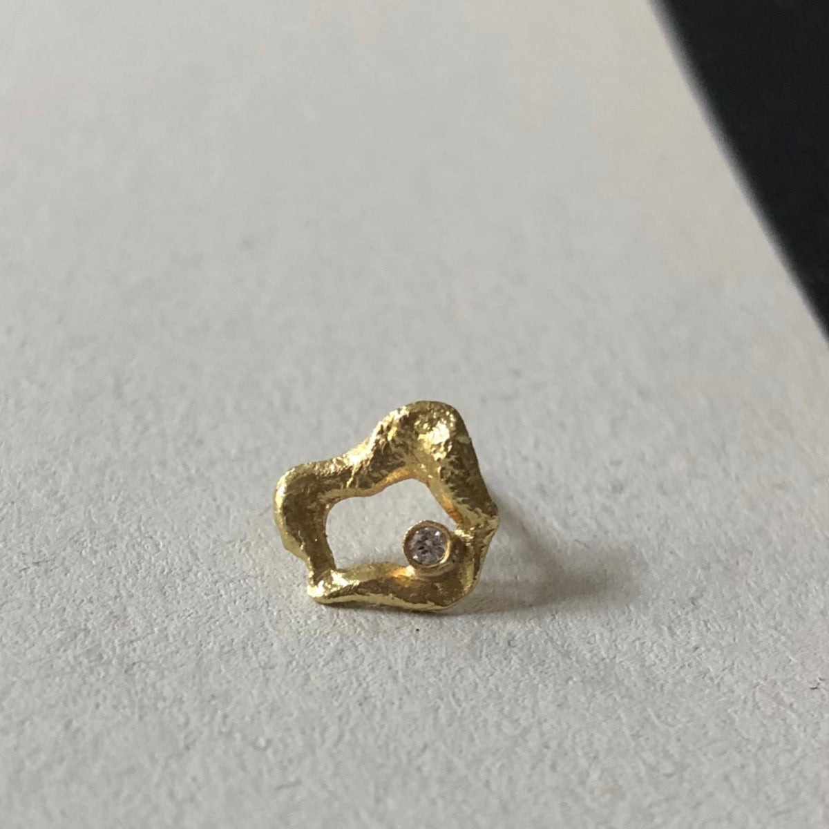 Lava single stud earrings no.2 in 18 kt. gold and a diamond
